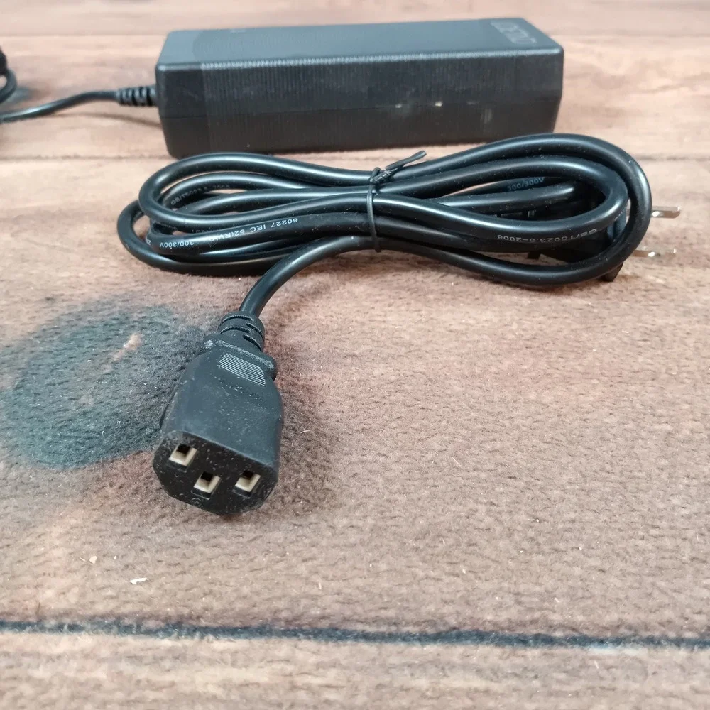LOETAD AC DC ADAPTER YUY2010A 100 240V 50 60Hz 1.6A Power Supply Car Charger